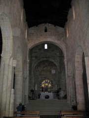 La navata centrale
dell’abbazia di
Abbadia a Isola
(9025 bytes)